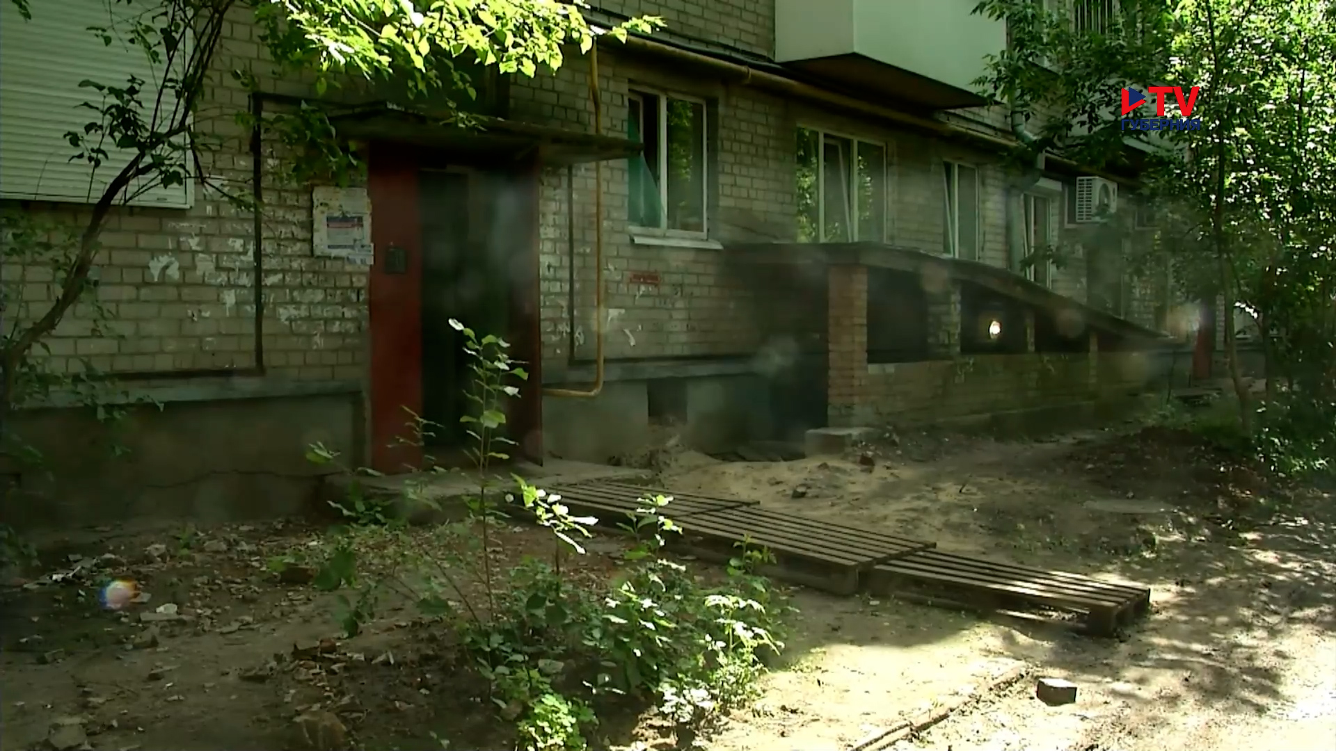 Двор воронежской пятиэтажки превратился в травмоопасную яму