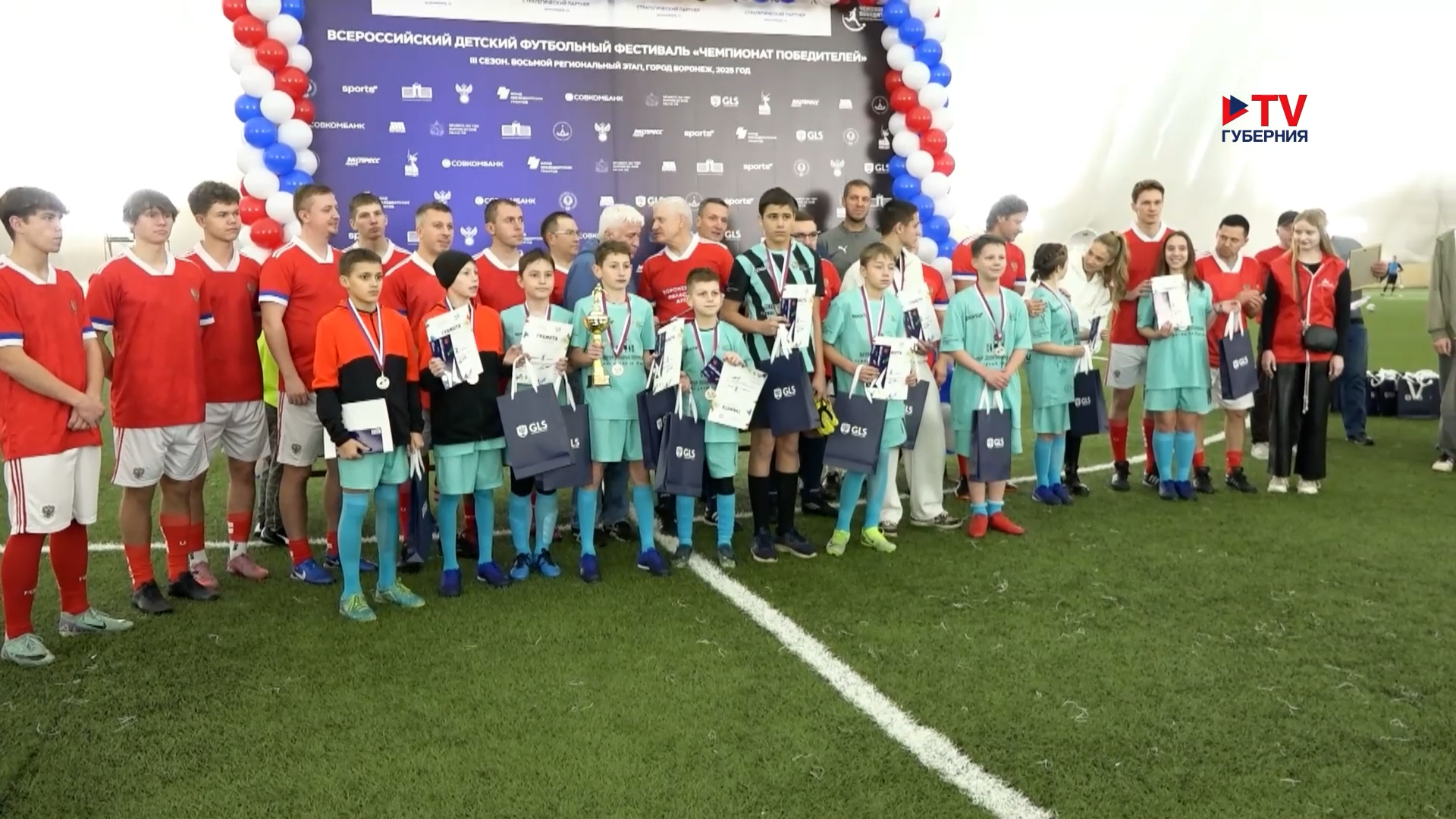 Звезды футбола встретились с воронежскими школьниками