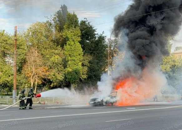 Иномарка загорелась на улице 20-летия Октября в Воронеже