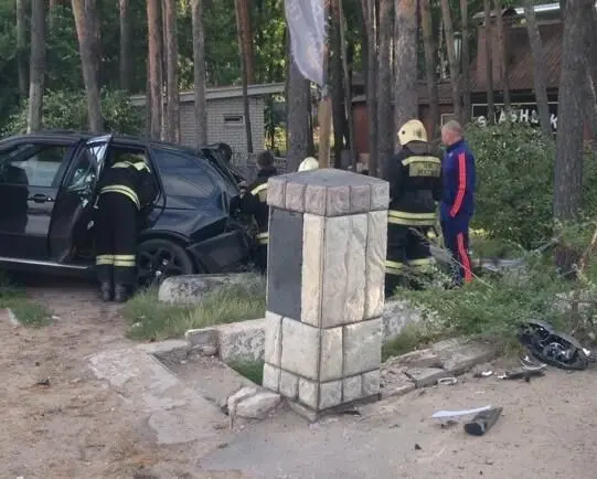Иномарка влетела в веранду частного дома в Воронежской области: есть погибший
