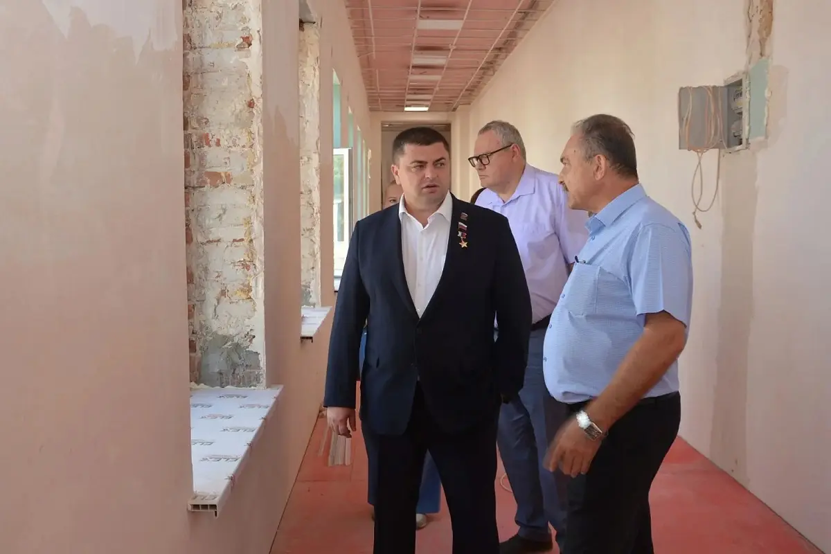 Председатель гордумы проверил готовность школы на левом берегу Воронежа к 1 сентября