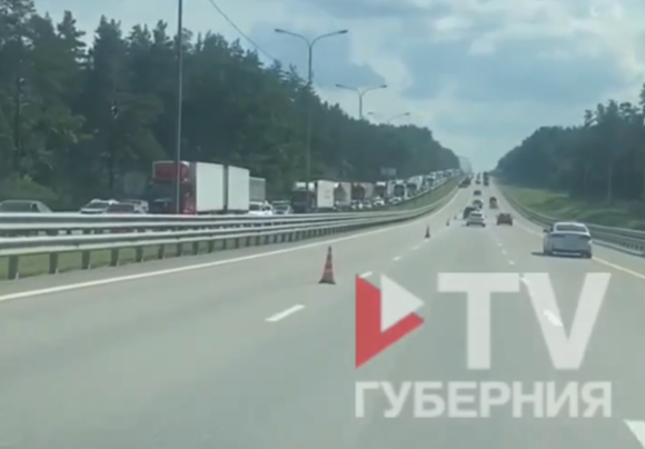 Бесконечный поток: пробку из-за перевернувшейся фуры под Воронежем сняли на видео