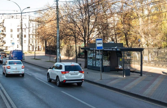 Бездомный разбил воронежцу череп на остановке