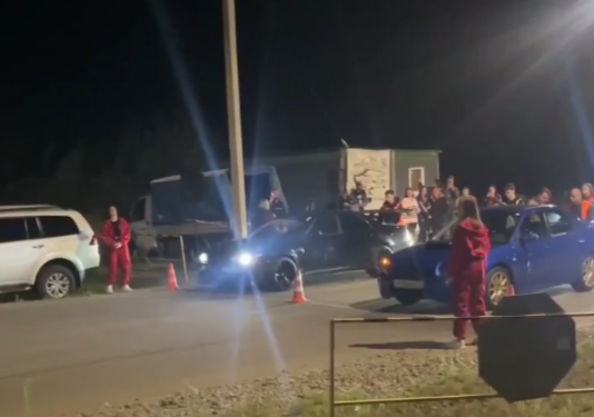 На заезд стритрейсеров под Воронежем заявились полицейские: видео