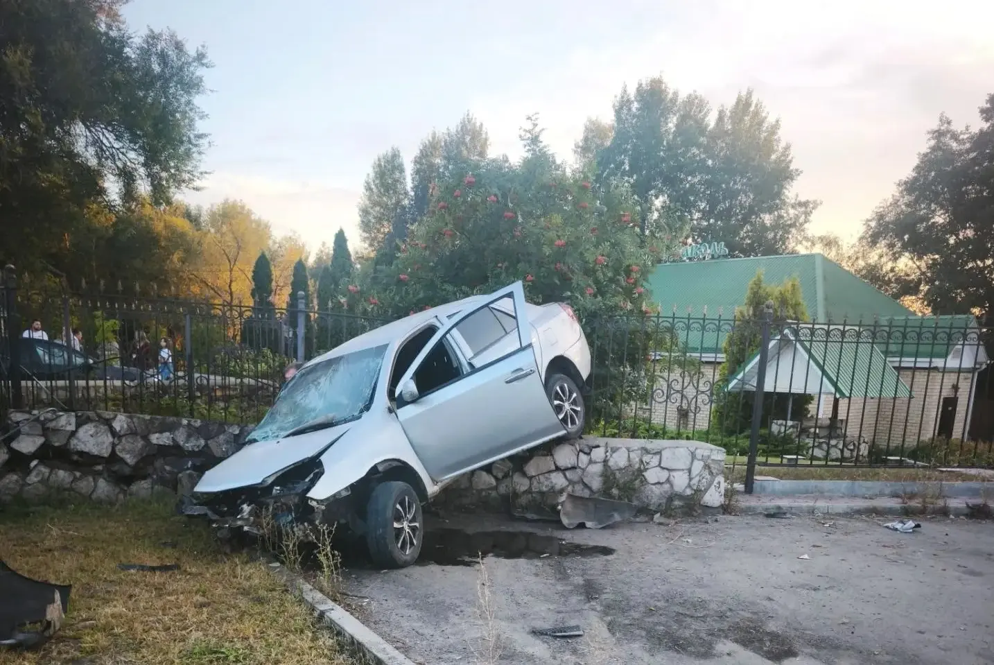 «Водителю раздробило голову»: страшное ДТП произошло у кафе в Воронеже