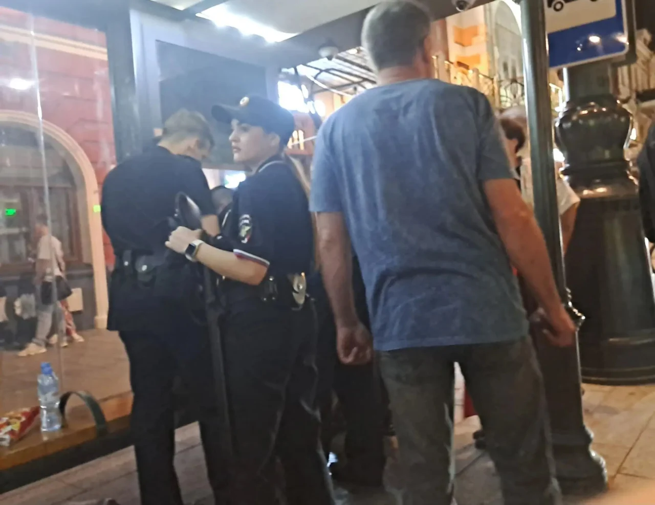 Девушка потеряла сознание на остановке в центре Воронежа