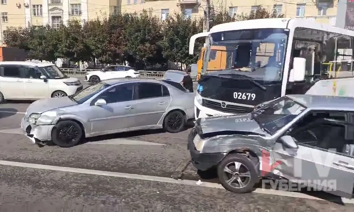 Центр города встал из-за массового ДТП с маршруткой