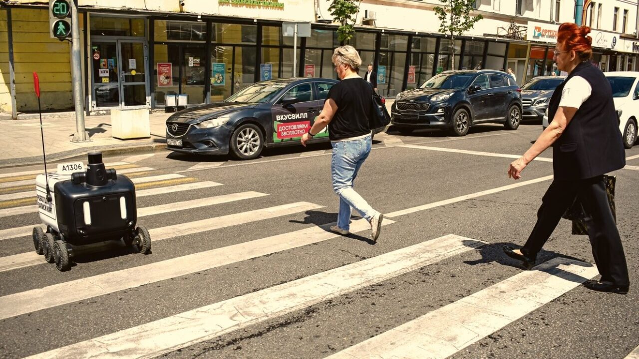 Уезжать с места ДТП и кататься в лифтах разрешат роботам-курьерам в Воронеже