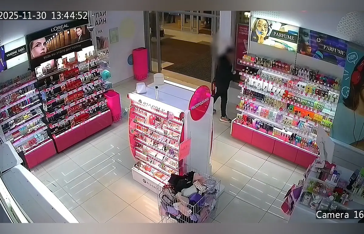 Воронежец похитил косметику из магазина и попал на видео