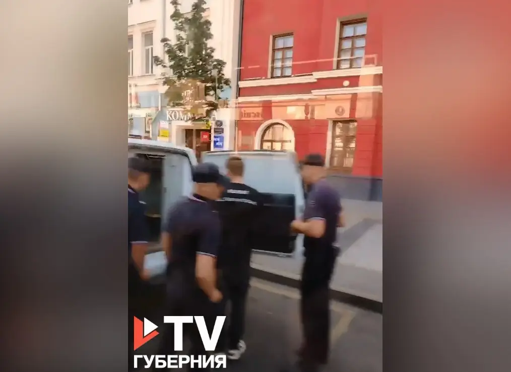 Задержание нарушителя на воронежском проспекте Революции сняли на видео