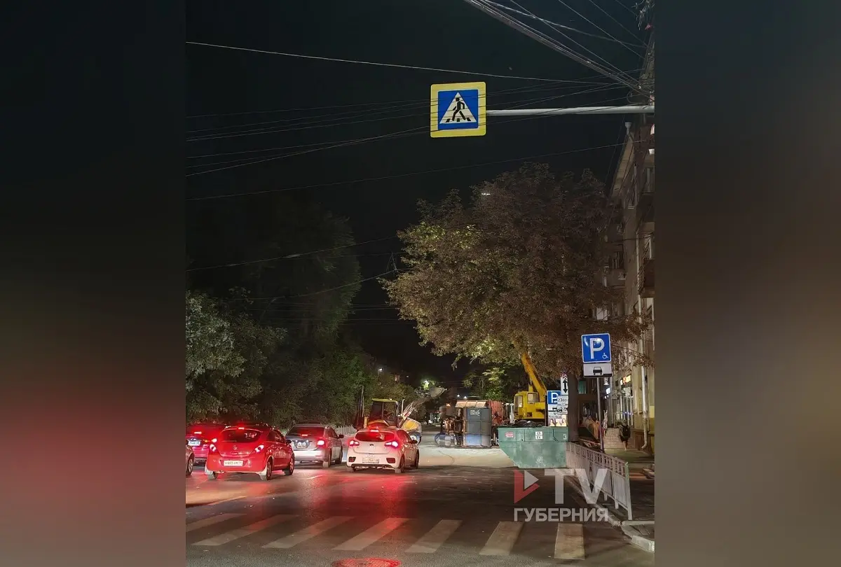 Мусоровоз опрокинулся в центре Воронежа: возможно, водитель был пьян