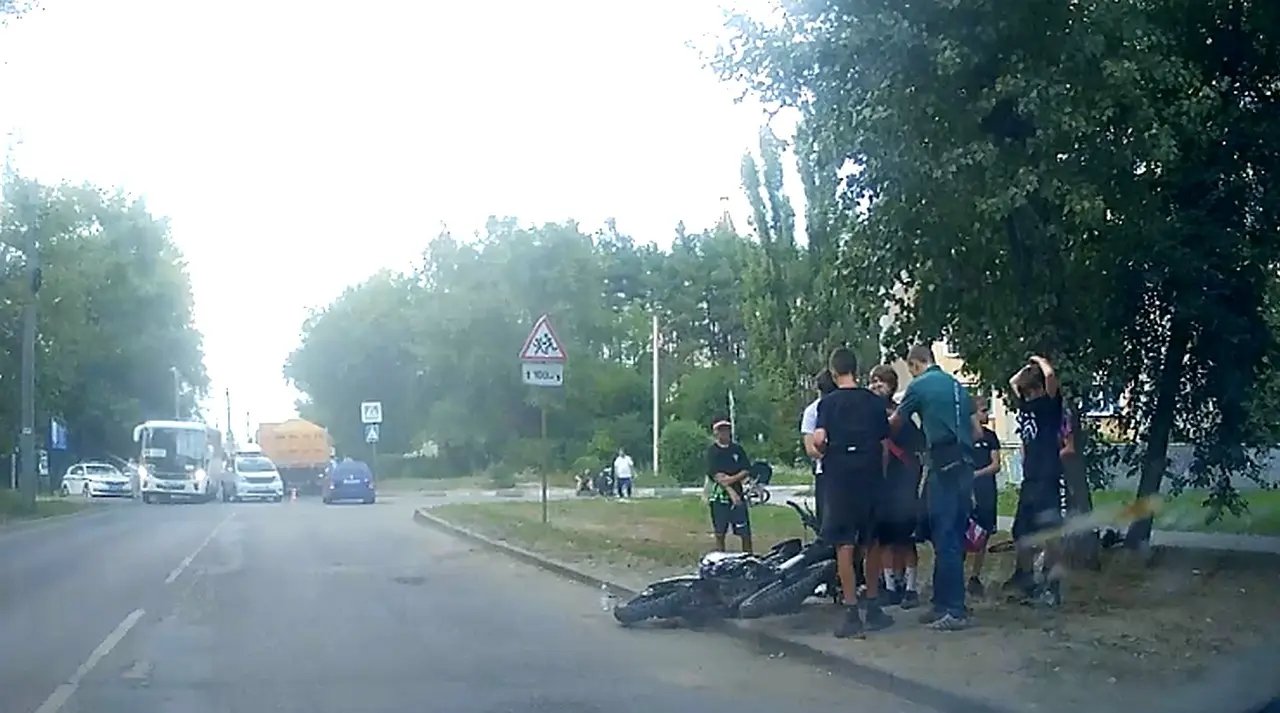 В Воронеже 17-летний байкер попал в больницу после столкновения с иномаркой