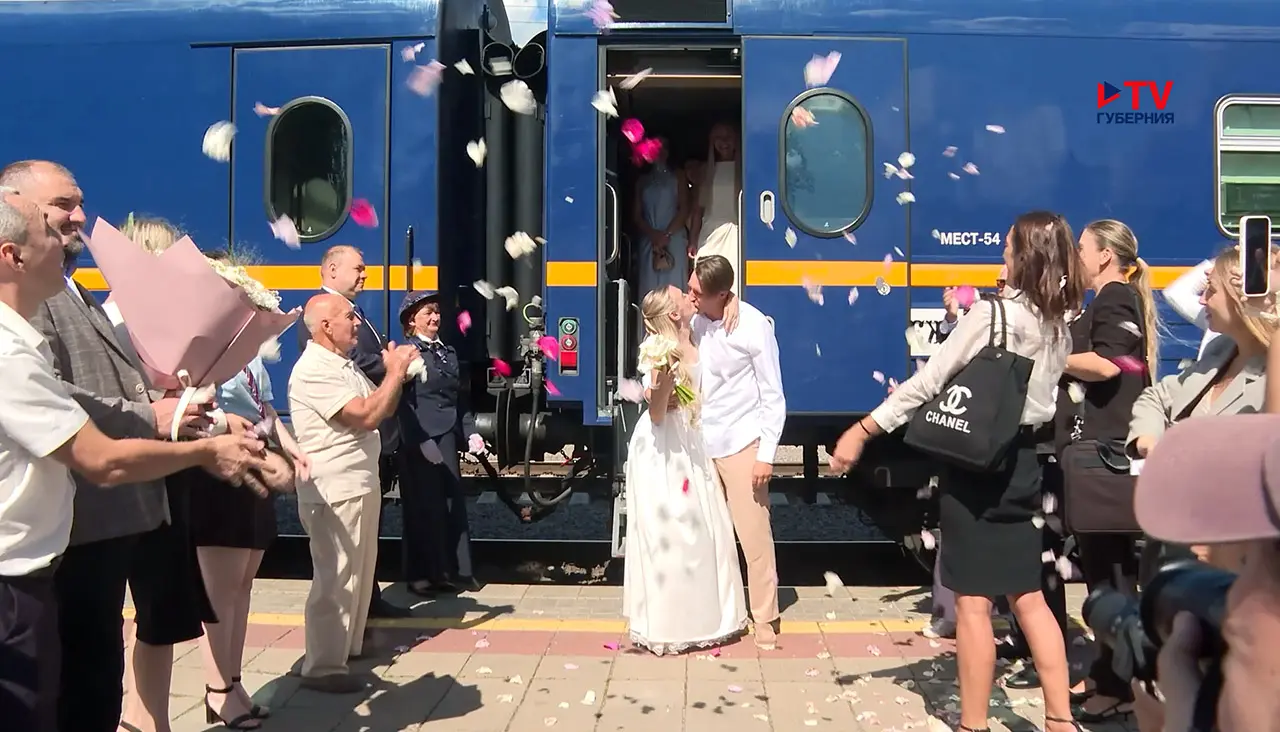 В Воронеже впервые зарегистрировали брак в ретро-поезде
