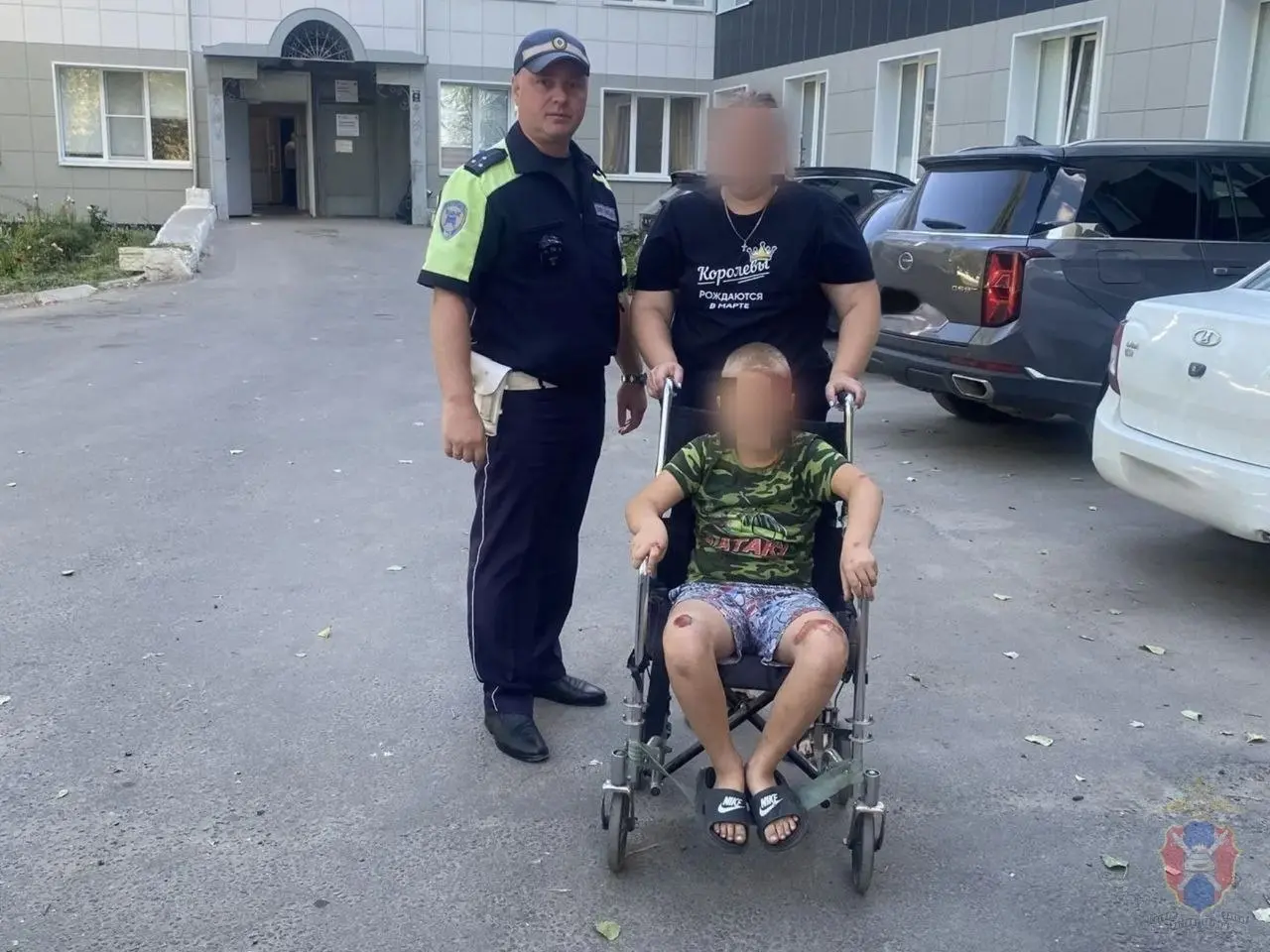 Под Воронежем сотрудники ГАИ помогли ребёнку, получившему серьёзную травму