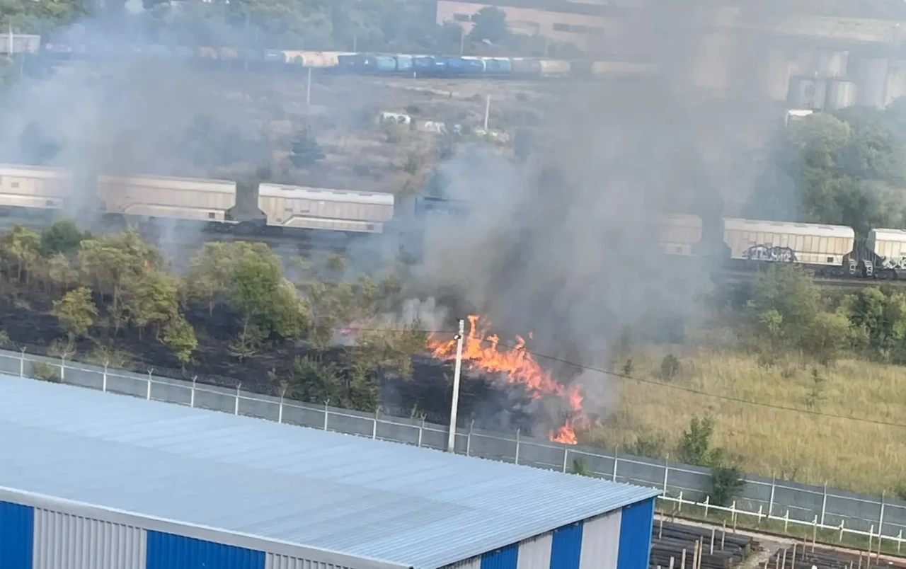 Два крупных ландшафтных пожара одновременно вспыхнули в разных районах Воронежа