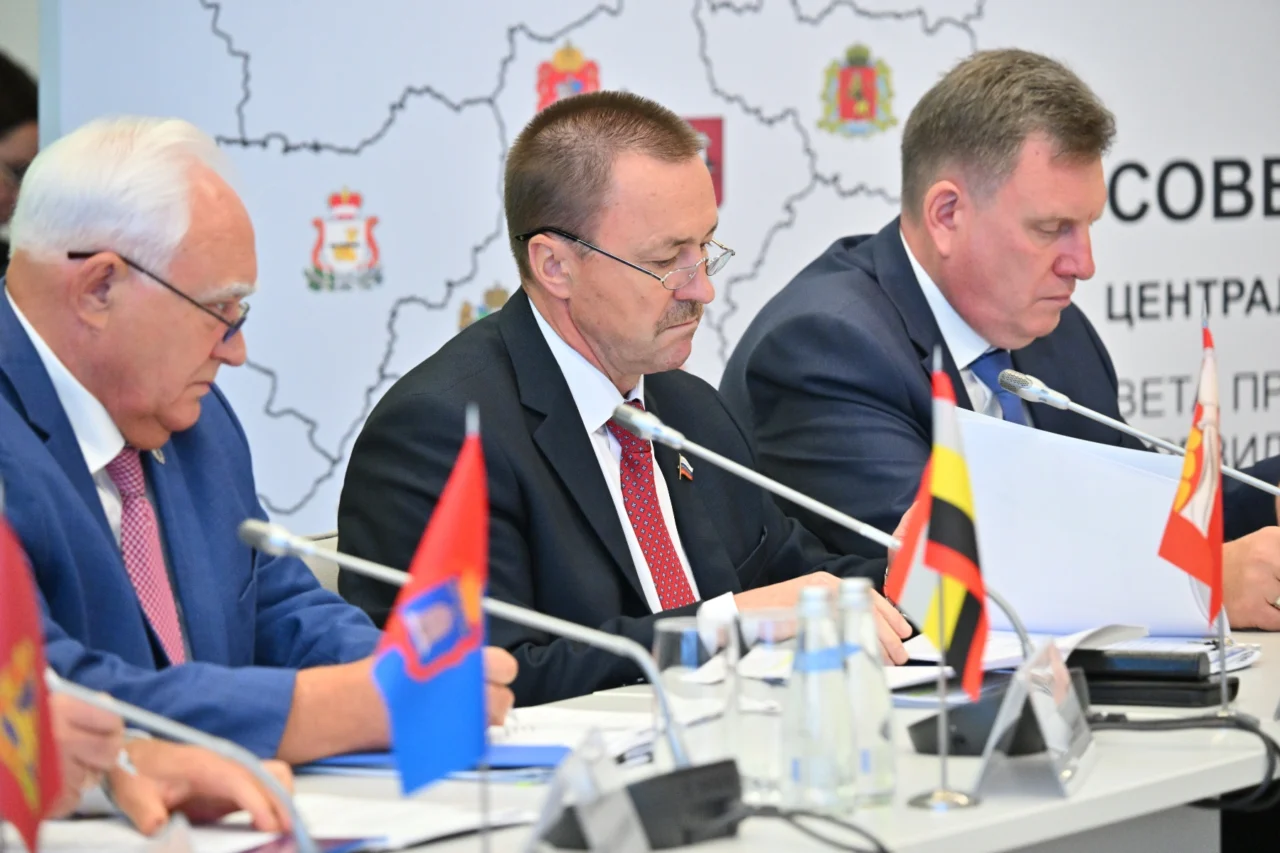 Юрий Матузов предложил принять единые стандарты кадетского образования на заседании Совета законодателей ЦФО