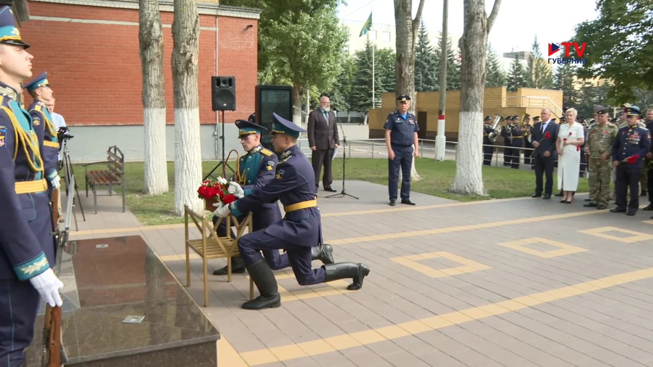 В День флага России в Воронеже возложили цветы и венки к памятным мемориалам