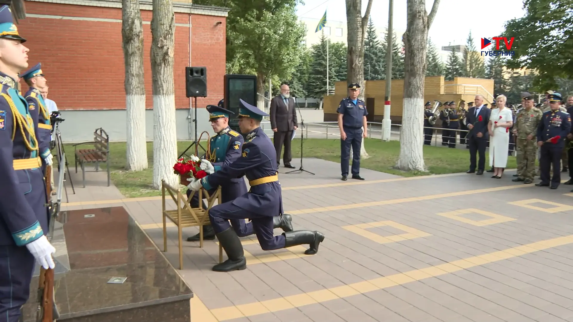 В День флага России в Воронеже возложили цветы и венки к памятным мемориалам