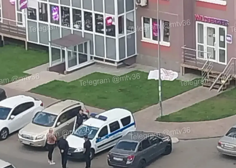 Труп под окнами многоэтажки обнаружили в ЖК под Воронежем