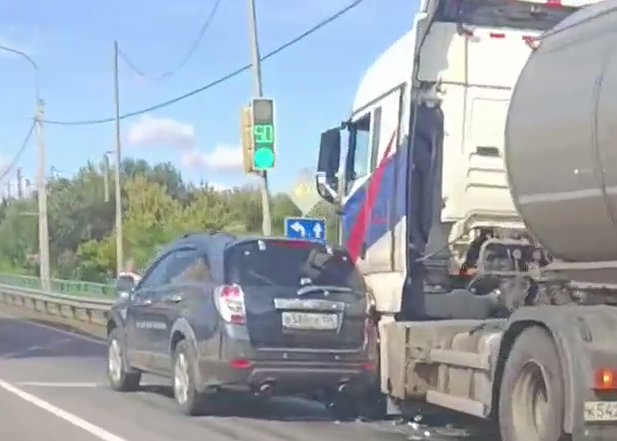 Бензовоз врезался в иномарку в Воронежской области