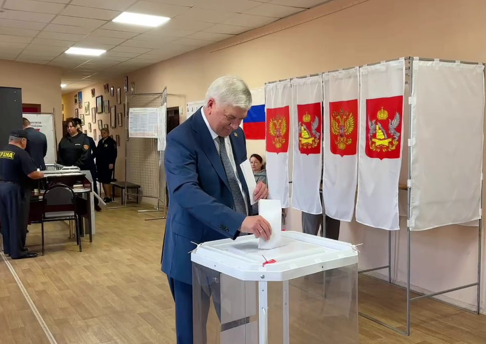 Губернатор Воронежской области проголосовал на выборах депутатов Госдумы