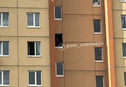 Экстренные службы пытаются отговорить воронежца от прыжка из окна многоэтажки