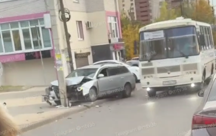 Девушка пострадала в столкновении двух иномарок в Воронеже