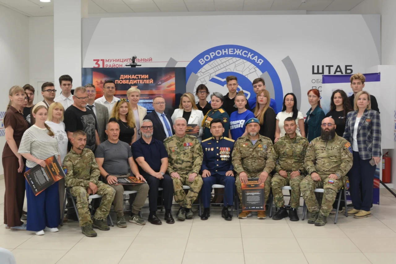 Календарь с фотографиями бойцов СВО и ветеранов Великой Отечественной войны презентовали в Воронеже