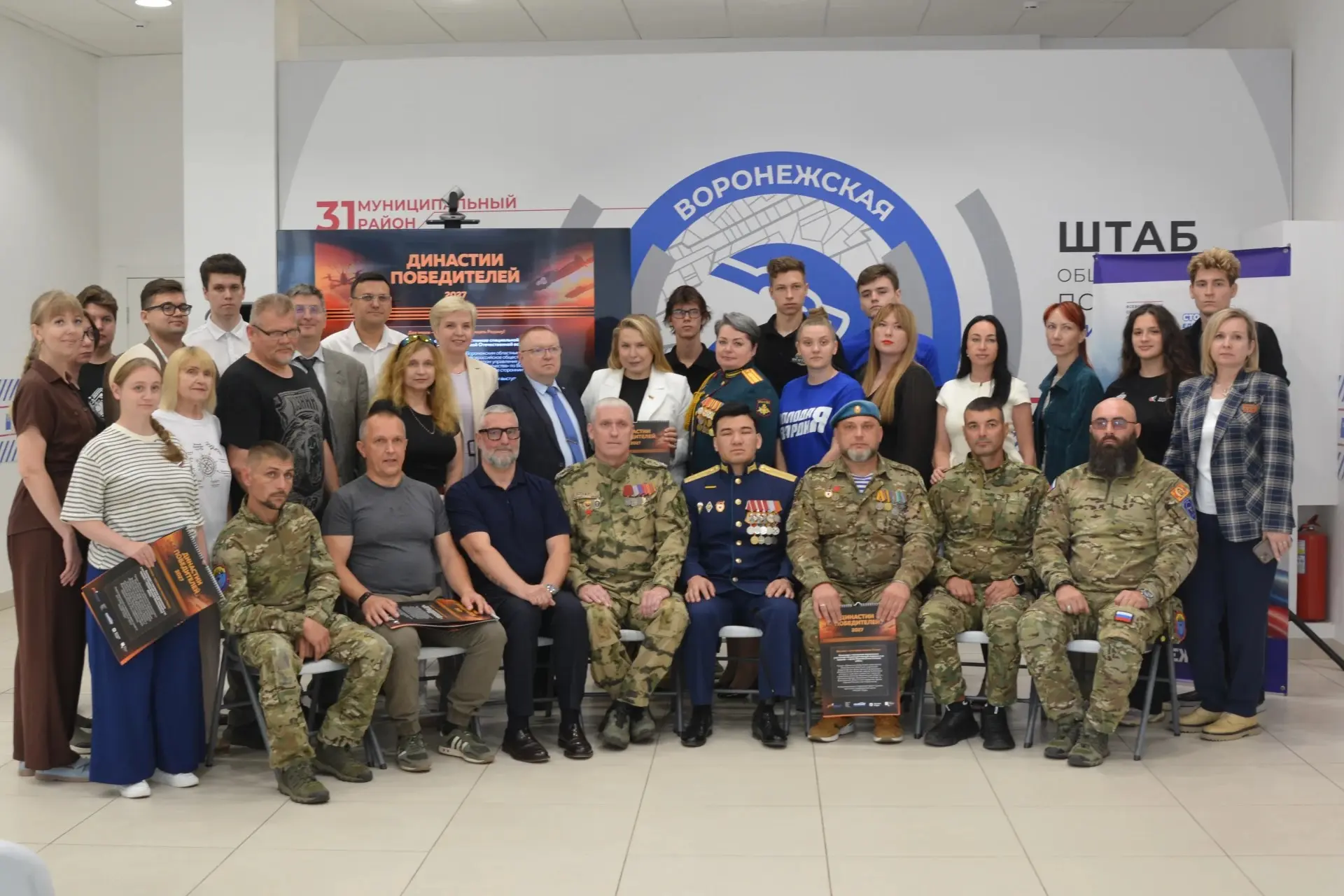 Календарь с фотографиями бойцов СВО и ветеранов Великой Отечественной войны презентовали в Воронеже