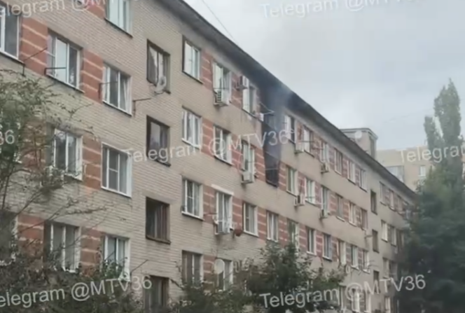 Росгвардейцы помогли спасателям вывести 17 человек из горящего общежития в Воронеже