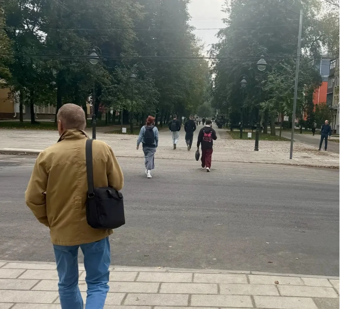 Второй пешеходный переход на одном уровне с тротуаром оборудовали на улице Карла Маркса