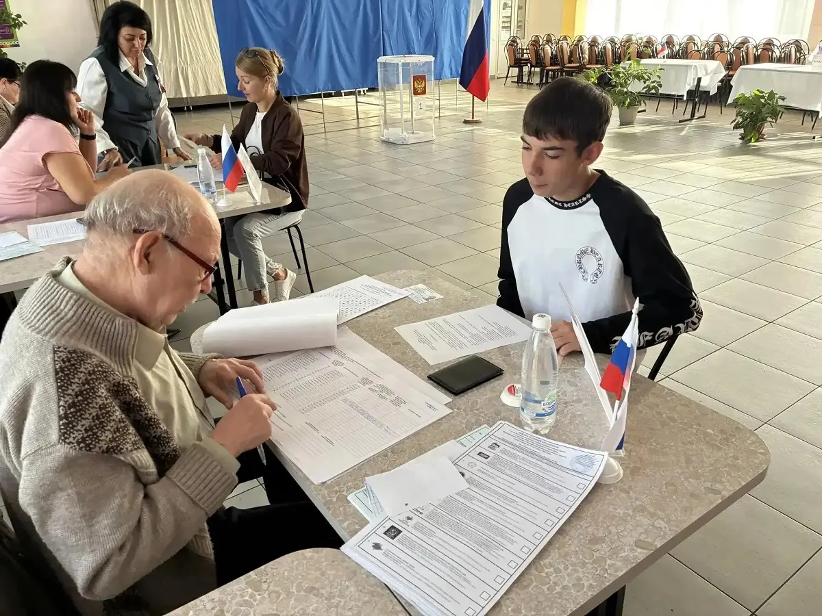 Воронежцам, которые впервые пришли на избирательный участок, подарили сувениры