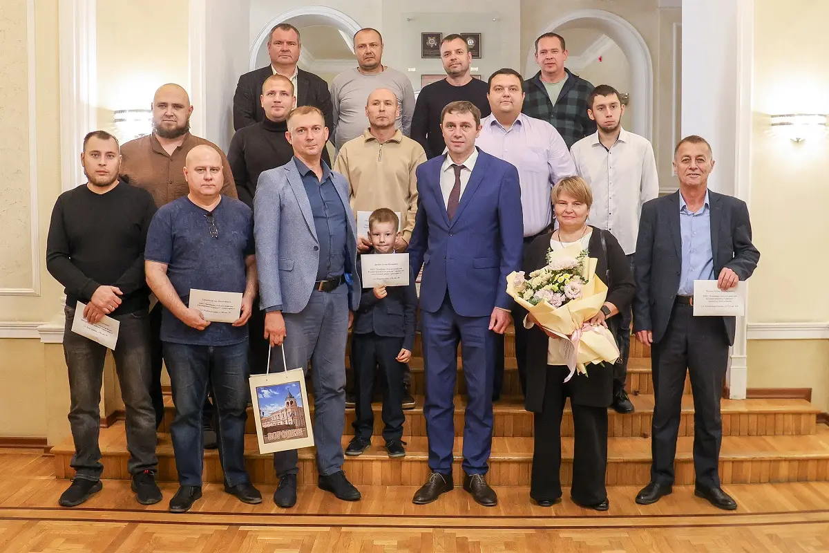 «Труд замечают и ценят»: мэр Воронежа Сергей Петрин вручил ключи от служебных квартир сотрудникам КБУ