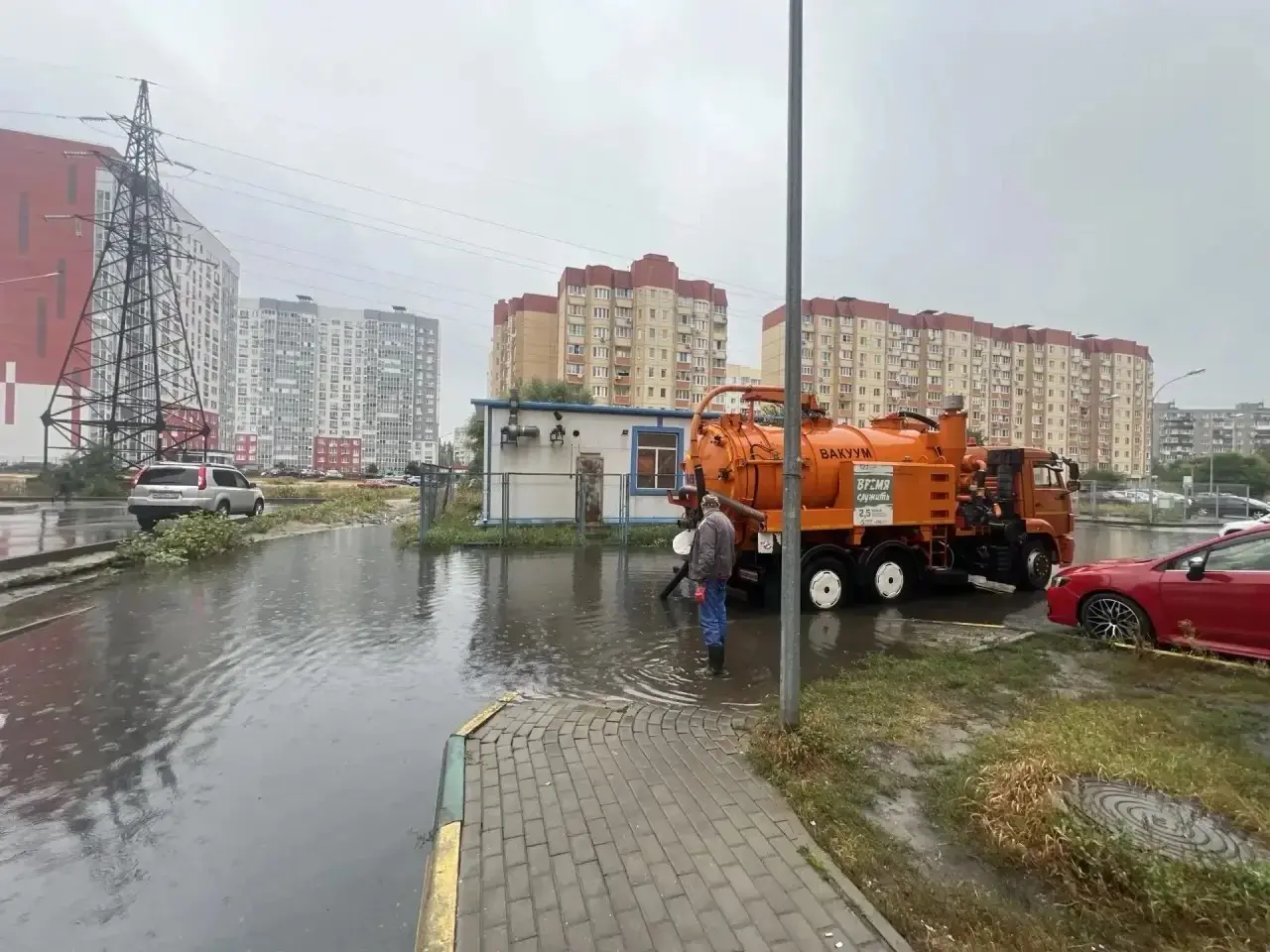 Воронежские коммунальщики откачивают воду и чистят ливневки во время дождей