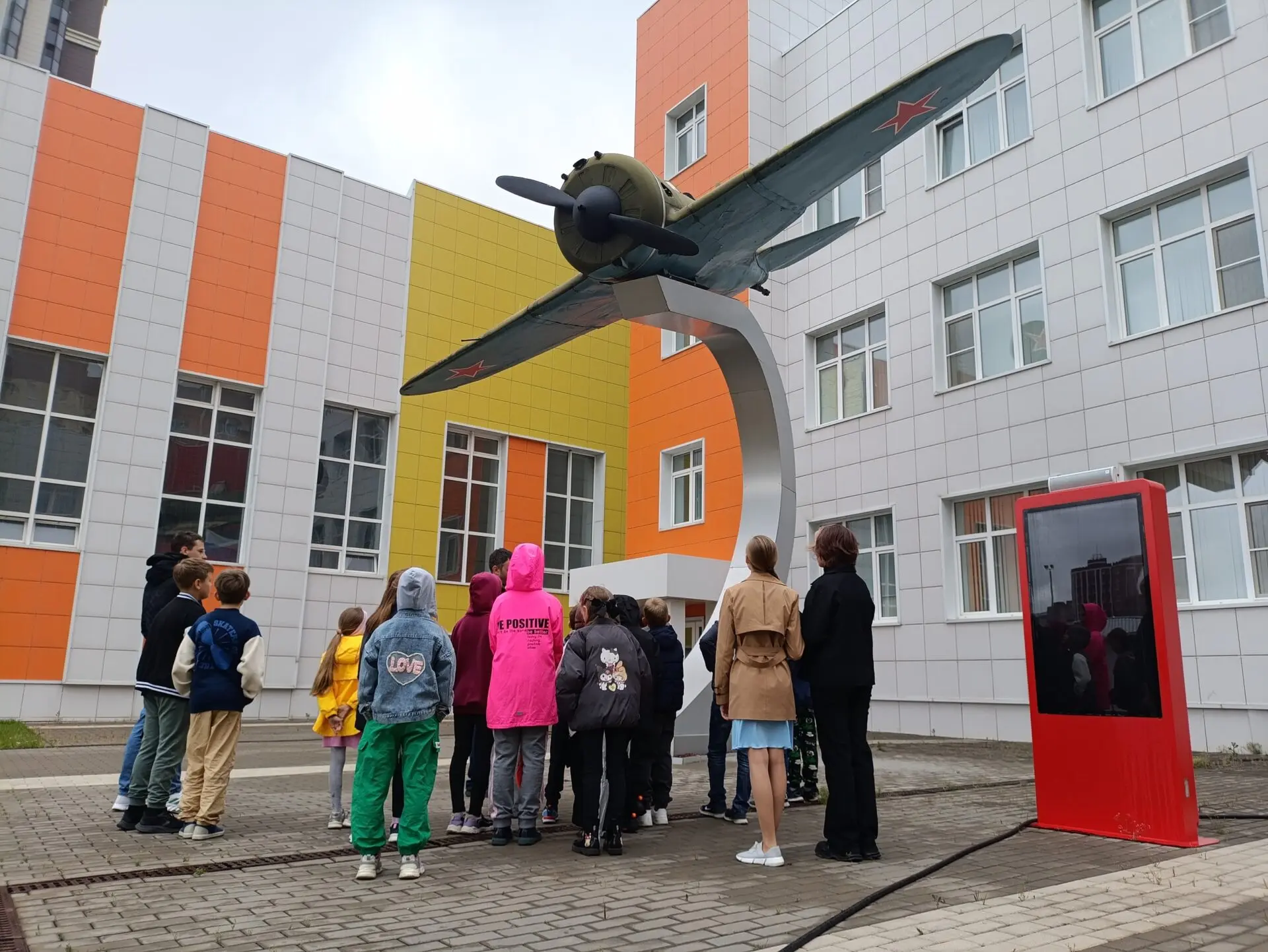 Как в воронежской школе появился легендарный самолёт и настоящий танк, или Один день с директором