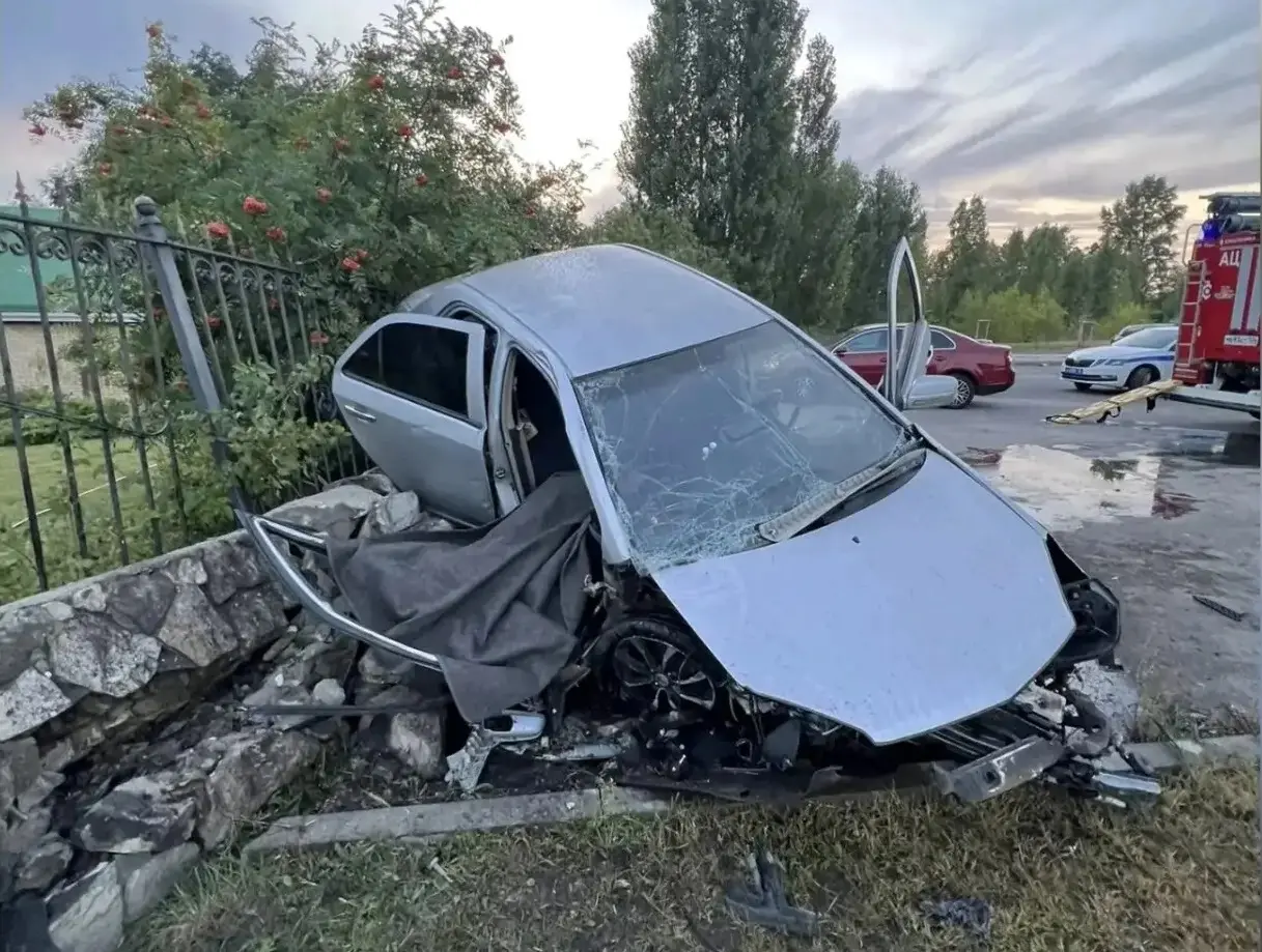 Скончался пассажир авто, которому раздробило голову в ДТП у воронежского кафе