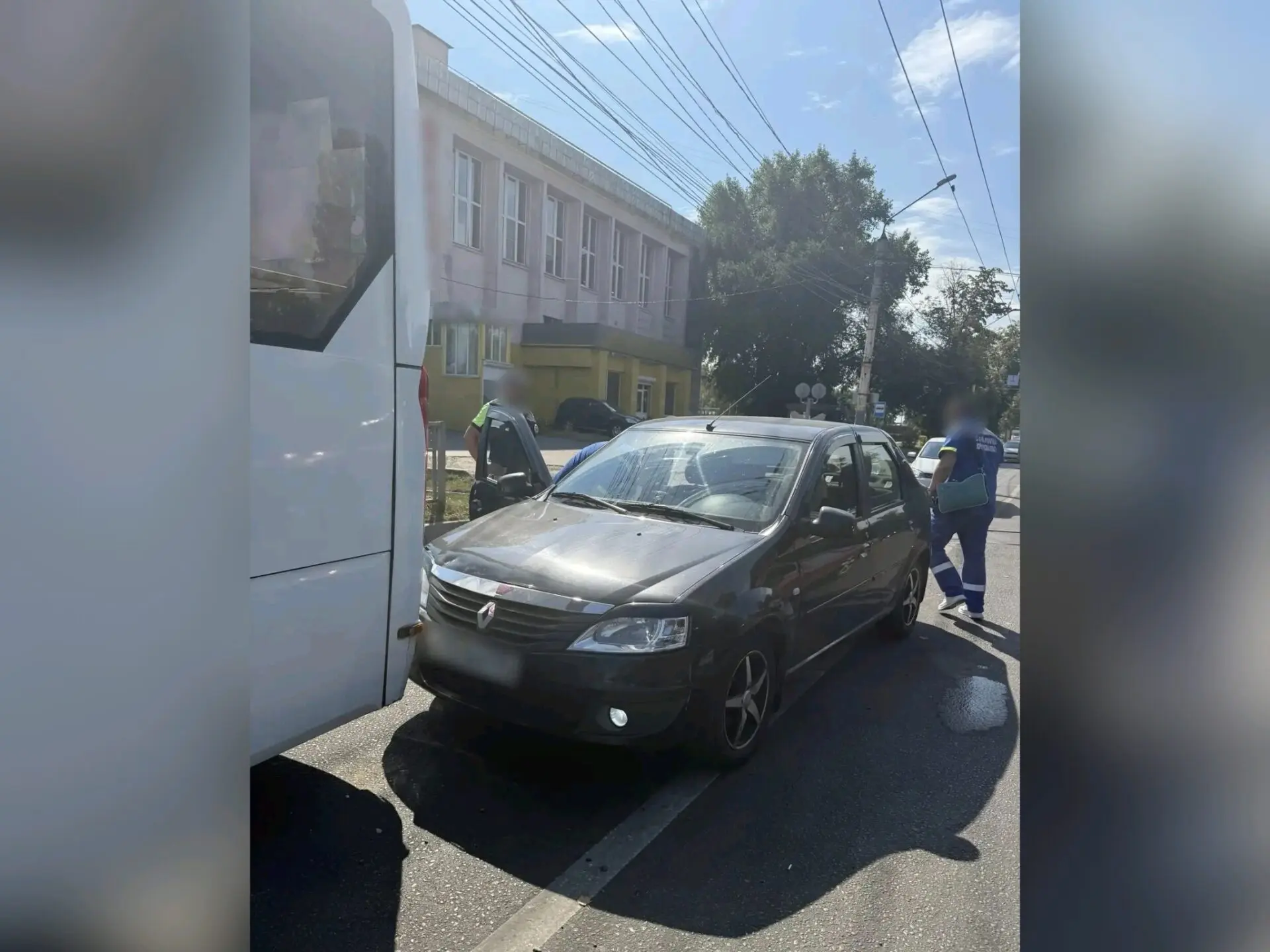 Автобус попал в ДТП на остановке в Воронеже: погиб мужчина