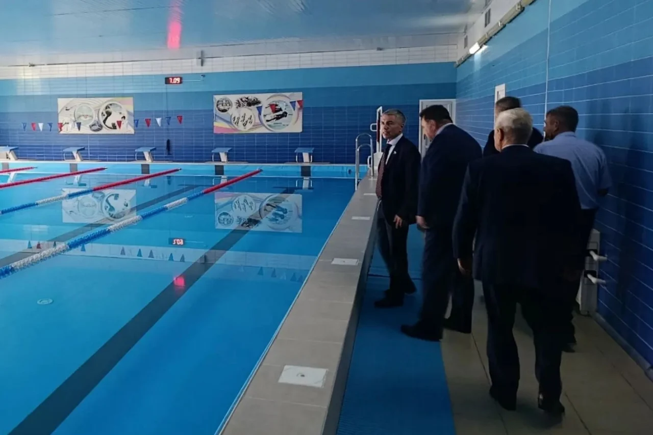 Евгений Ревенко проинспектировал ход ремонта школы и ФОКа в Поворино