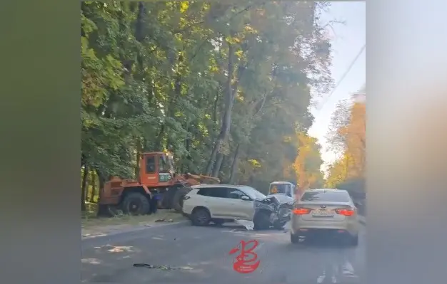 Серьёзное ДТП со снесённой опорой ЛЭП парализовало движение в Воронеже