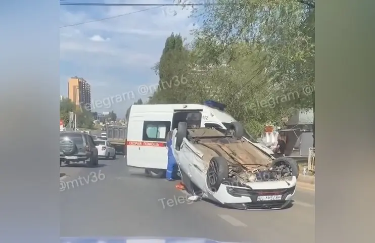 Массовое ДТП в Воронеже: легковушка на крыше и огромная пробка
