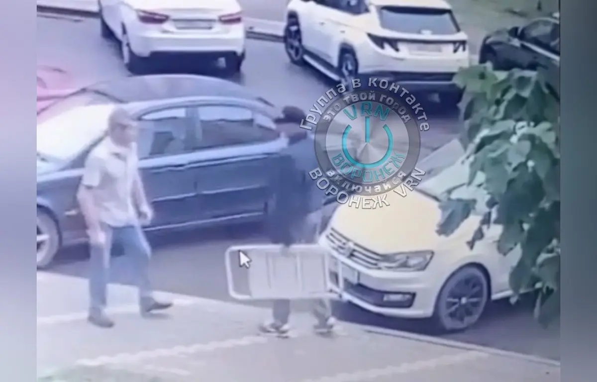 Неадекватный мужчина с ножом ходил по микрорайону под Воронежем