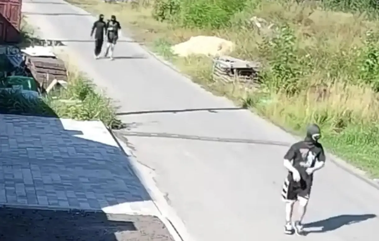 Трое в балаклавах средь бела дня нападали на воронежца на улице