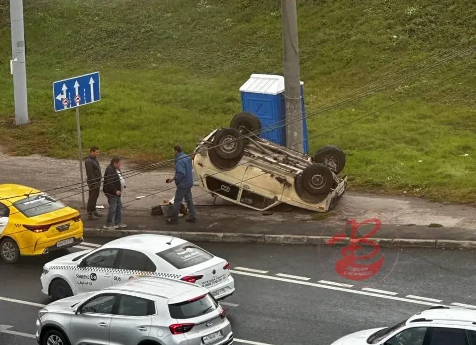 В Воронеже водитель перевернувшейся «Нивы» сбежал до приезда ГАИ