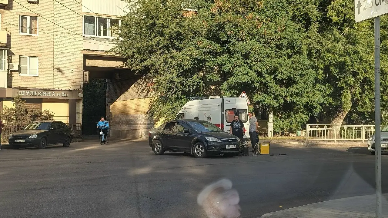 В Воронеже курьер на электромопеде врезался в Ford