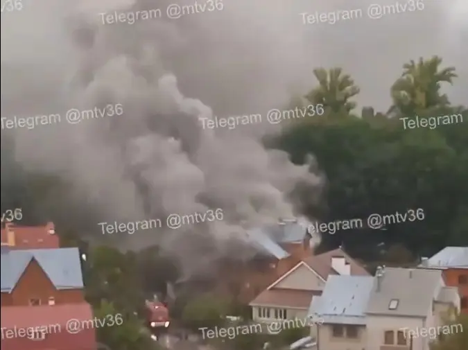 Масштабный пожар у мегашколы в Воронеже сняли на видео