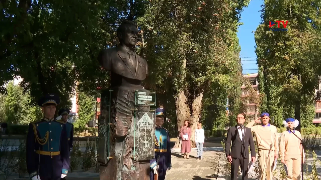 В Воронеже открыли памятник первому уроженцу города, покорившему космос