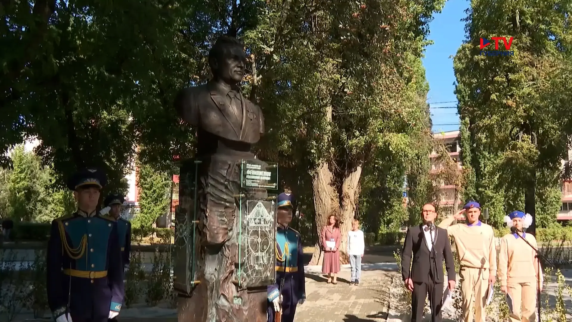 В Воронеже открыли памятник первому уроженцу города, покорившему космос
