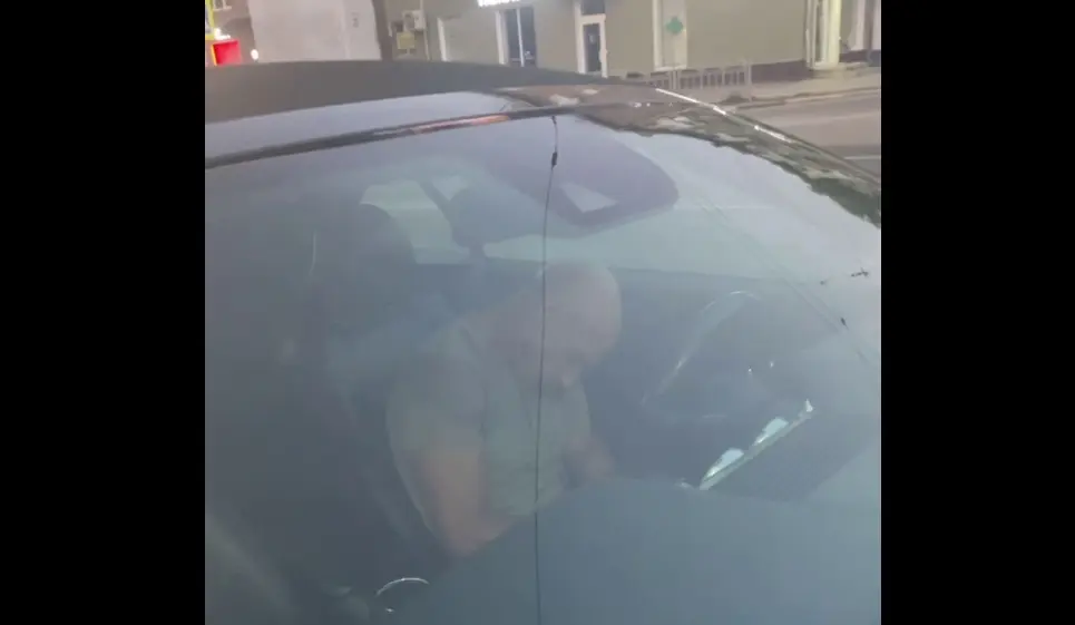 В Воронеже водитель спорткара заснул за рулём посреди оживлённого перекрёстка (ВИДЕО)