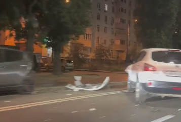 Два человека пострадали в столкновении трёх авто в Воронеже