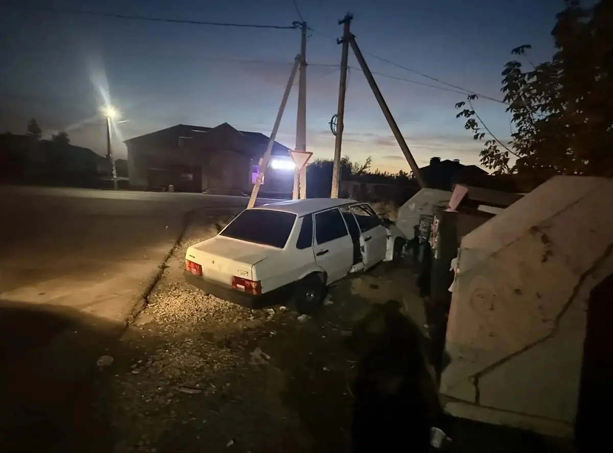 Четверо парней пострадали в ДТП с легковушкой, влетевшей в мусорку